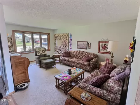 Living - 2009 Grimsrud Dr, Bismarck, ND 58501 photo 1 of 2
