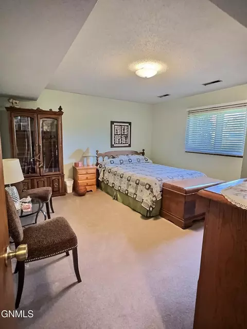 Bedroom - 2009 Grimsrud Dr, Bismarck, ND 58501 photo 5 of 8