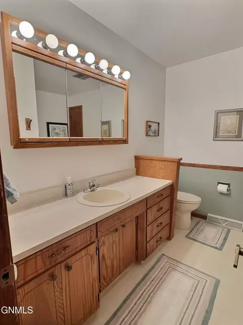 Bath - 2009 Grimsrud Dr, Bismarck, ND 58501 photo 4 of 5