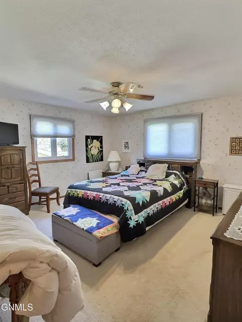 Bedroom - 2009 Grimsrud Dr, Bismarck, ND 58501 photo 4 of 8