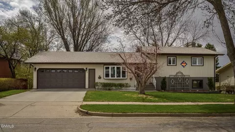 2009 Grimsrud Dr, Bismarck, ND 58501