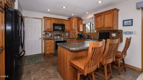 Kitchen - 2009 Grimsrud Dr, Bismarck, ND 58501 photo 4 of 4