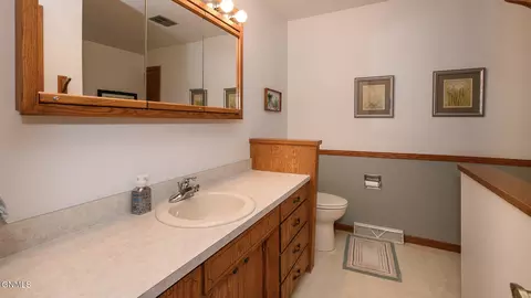 Bath - 2009 Grimsrud Dr, Bismarck, ND 58501 photo 3 of 5