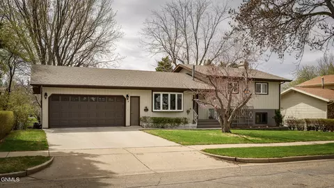 Exterior - 2009 Grimsrud Dr, Bismarck, ND 58501 photo 5 of 7