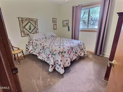 Bedroom - 2009 Grimsrud Dr, Bismarck, ND 58501 photo 7 of 8