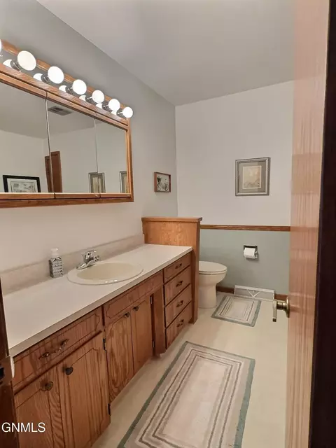 Bath - 2009 Grimsrud Dr, Bismarck, ND 58501 photo 5 of 5