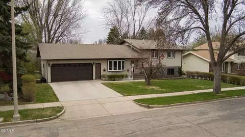 Exterior - 2009 Grimsrud Dr, Bismarck, ND 58501 photo 7 of 7