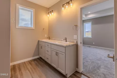 Bath - 3607 Silver Leaf Ave, Mandan, ND 58554 photo 1 of 3