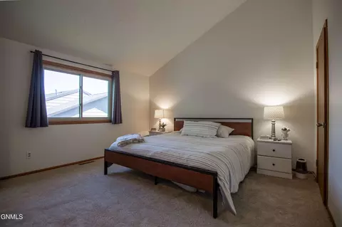 Bedroom - 414 E Brandon Dr, Bismarck, ND 58503 photo 2 of 6
