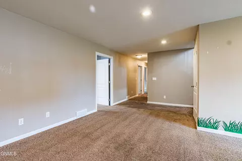 Living - 801 Bremner Ave, Bismarck, ND 58503 photo 5 of 5