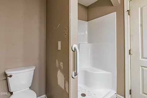 Bath - 801 Bremner Ave, Bismarck, ND 58503 photo 4 of 5