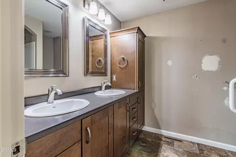 Bath - 801 Bremner Ave, Bismarck, ND 58503 photo 3 of 5