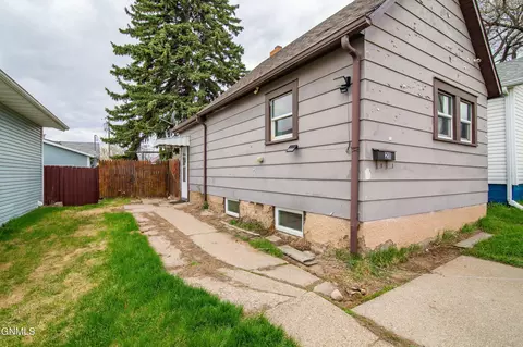211 9th Ave NE, Mandan, ND 58554