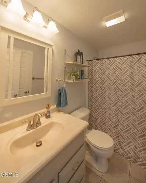Bath - 1914 17th Ct W, Williston, ND 58801 photo 3 of 3
