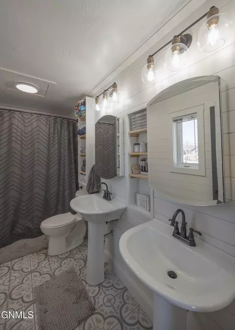 Bath - 1914 17th Ct W, Williston, ND 58801 photo 2 of 3