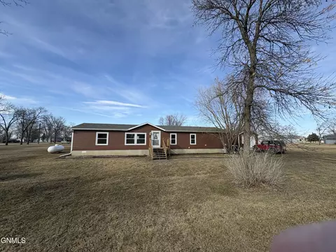 323 4th St SW, Ellendale, ND 58436