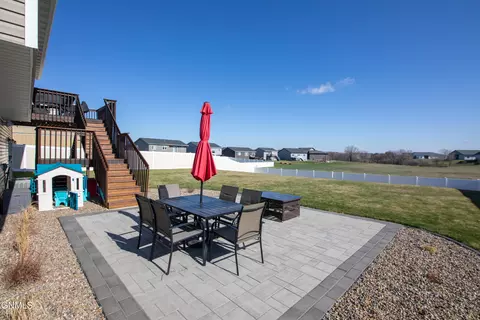 Exterior - 608 14th St SE, Mandan, ND 58554 photo 5 of 8