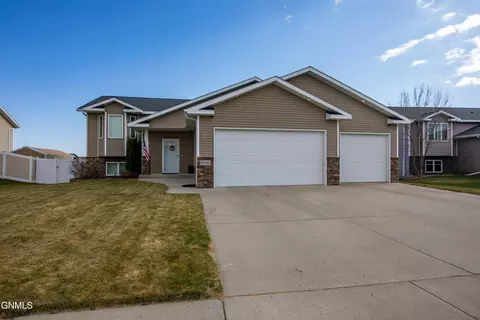 608 14th St SE, Mandan, ND 58554