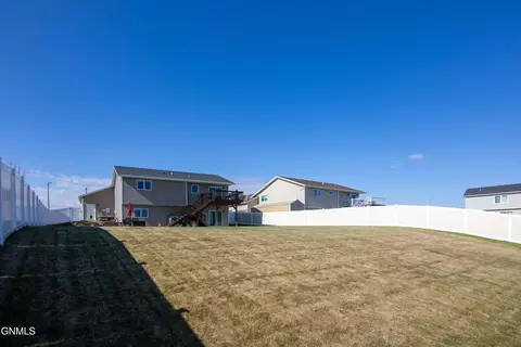 Exterior - 608 14th St SE, Mandan, ND 58554 photo 6 of 8