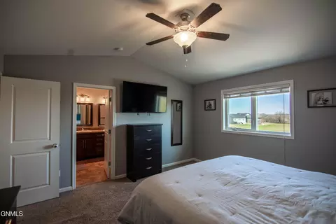 Bedroom - 608 14th St SE, Mandan, ND 58554 photo 2 of 6