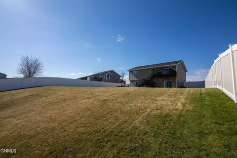 Exterior - 608 14th St SE, Mandan, ND 58554 photo 7 of 8