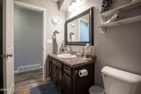 Bath - 608 14th St SE, Mandan, ND 58554 photo 2 of 7