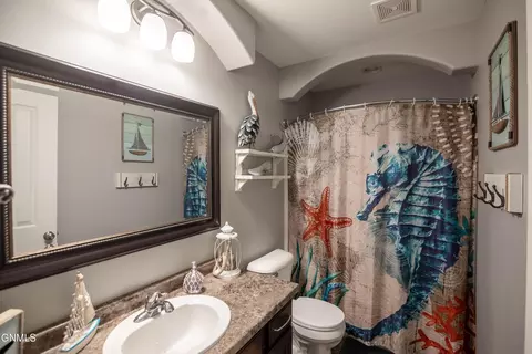 Bath - 608 14th St SE, Mandan, ND 58554 photo 1 of 7