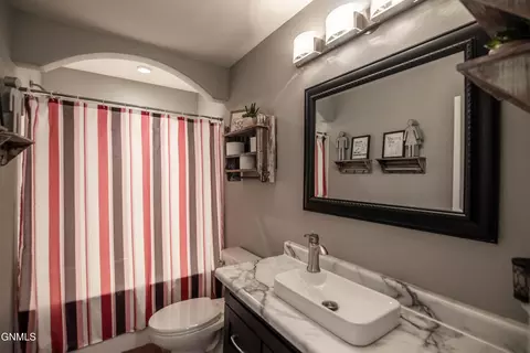 Bath - 608 14th St SE, Mandan, ND 58554 photo 5 of 7