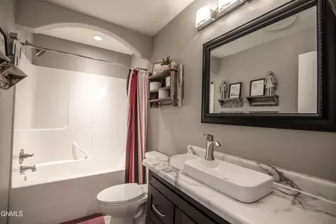 Bath - 608 14th St SE, Mandan, ND 58554 photo 6 of 7