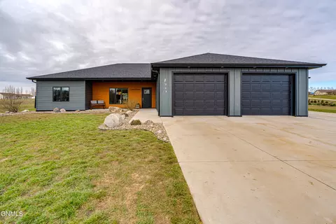 7530 Scenic Hills Rd, Bismarck, ND 58503