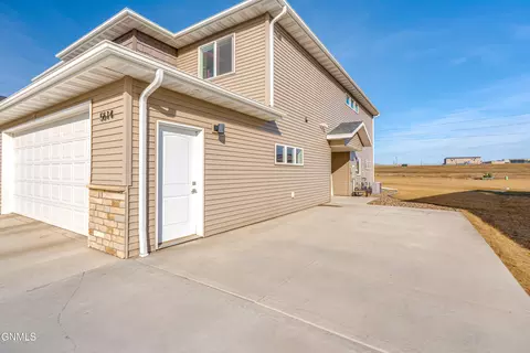 5614 Iron Dr, Bismarck, ND 58503