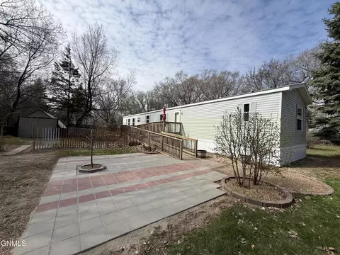 7037 Snappy Ln, Bismarck, ND 58504