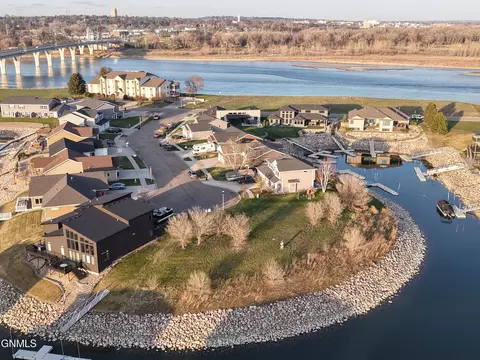 2207 Bridgeview Ct, Mandan, ND 58554