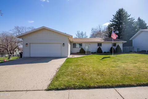 1841 21st St, Bismarck, ND 58501
