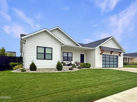 3414 32nd St W, Williston, ND 58801