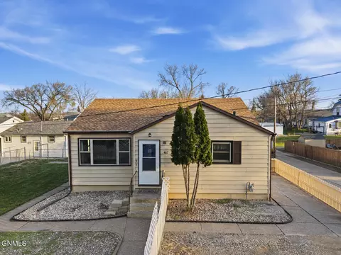 407 3rd St NE, Mandan, ND 58554