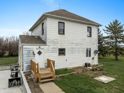 333 3rd St W, Ross, ND 58776