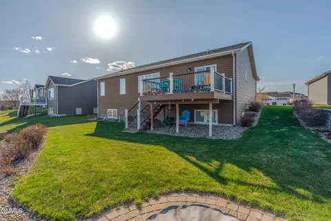 2223 Bridgeview Ct SE, Mandan, ND 58554