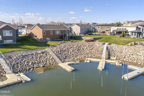 2223 Bridgeview Ct SE, Mandan, ND 58554