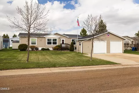 911 Chestnut Ln, Dickinson, ND 58601