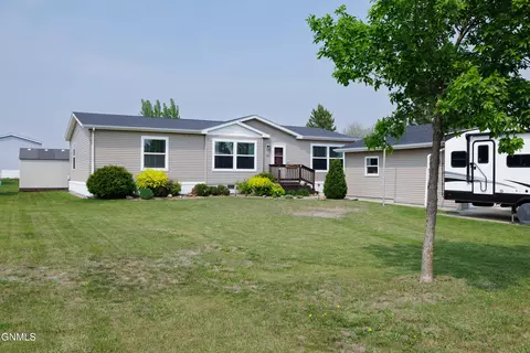 911 Chestnut Ln, Dickinson, ND 58601