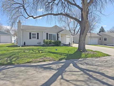 1301 N 12th St, Bismarck, ND 58501