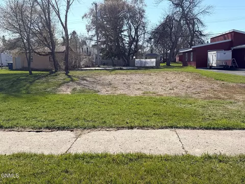 417 4th Ave NW, Jamestown, ND 58401