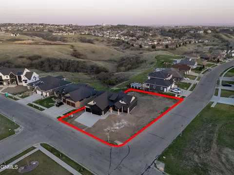 3821 Cogburn Rd, Bismarck, ND 58503