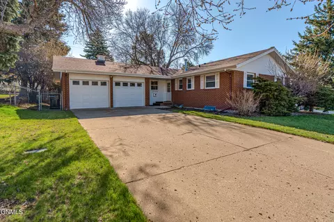 1323 Meredith Dr, Bismarck, ND 58501