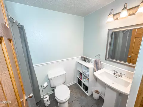 Bath - 2009 19th Ave W, Williston, ND 58801 photo 1 of 2