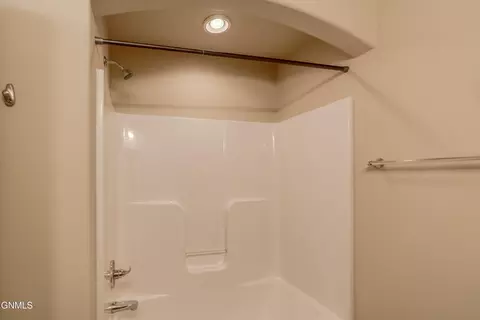 Bath - 824 Compass Ln, Bismarck, ND 58504 photo 3 of 11