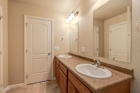 Bath - 824 Compass Ln, Bismarck, ND 58504 photo 9 of 11