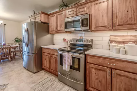 Kitchen - 824 Compass Ln, Bismarck, ND 58504 photo 5 of 9