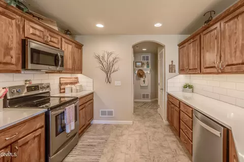 Kitchen - 824 Compass Ln, Bismarck, ND 58504 photo 3 of 9
